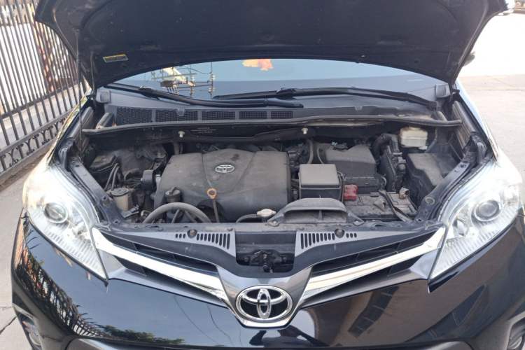 Used Toyota SIENNA  Engine Bay