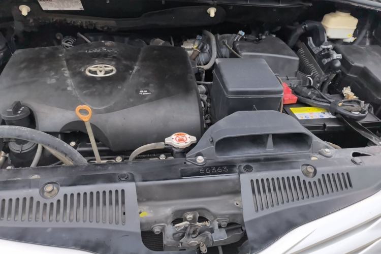 Used Toyota SIENNA  Engine Bay