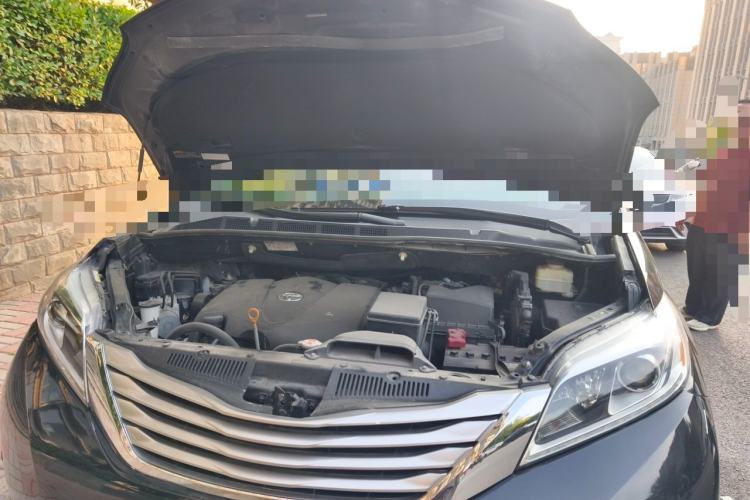 Used Toyota SIENNA  Engine Bay