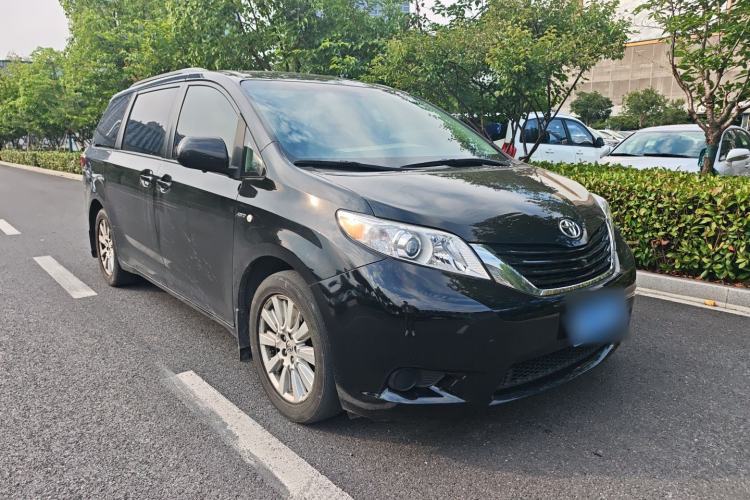 Used Toyota SIENNA 2017 3.5L Four-Wheel Drive LE Trim 7 Seats – U.S. Specification Exterior 1