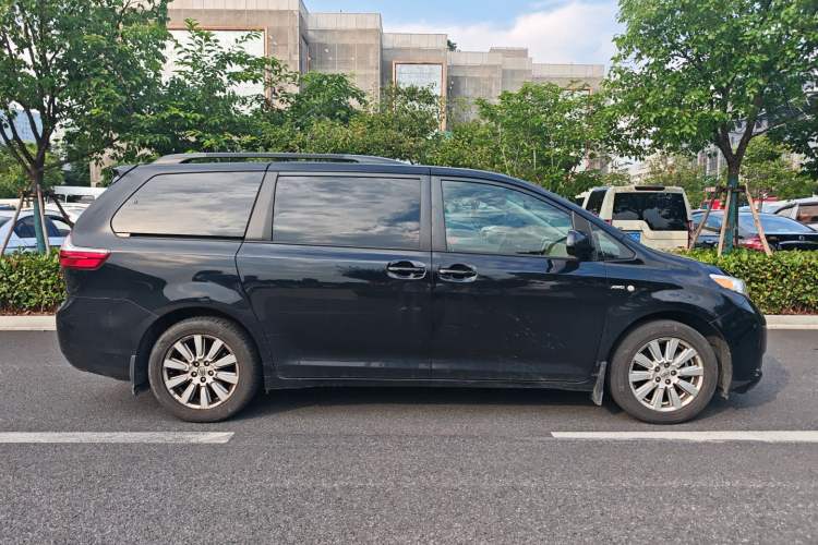 Used Toyota SIENNA 2017 3.5L Four-Wheel Drive LE Trim 7 Seats – U.S. Specification Exterior 2