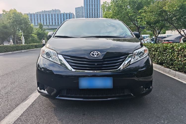 Used Toyota SIENNA 2017 3.5L Four-Wheel Drive LE Trim 7 Seats – U.S. Specification Front