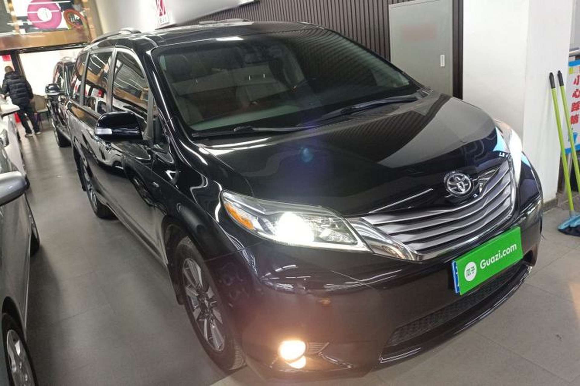Used Toyota SIENNA 2017 3.5L Four-Wheel Drive LE Trim 7 Seats – U.S. Specification Front Right 45 Deg