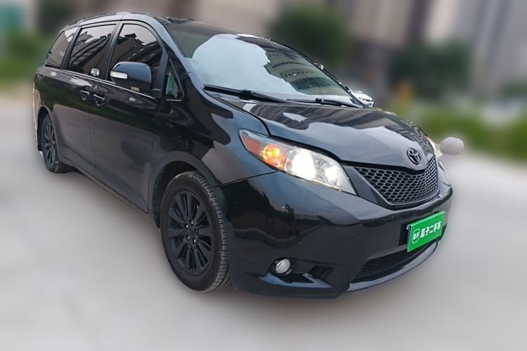 Used Toyota SIENNA  Front Right 45 Deg