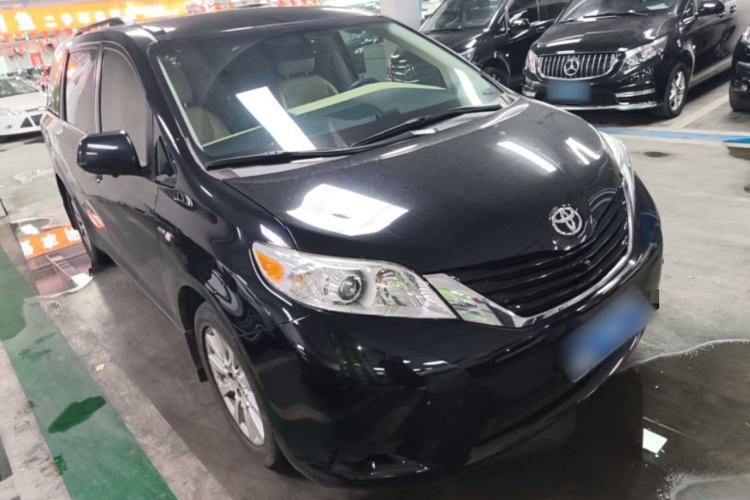 Used Toyota SIENNA 2017 3.5L Four-Wheel Drive LE Trim 7 Seats – U.S. Specification Front Right 45 Deg