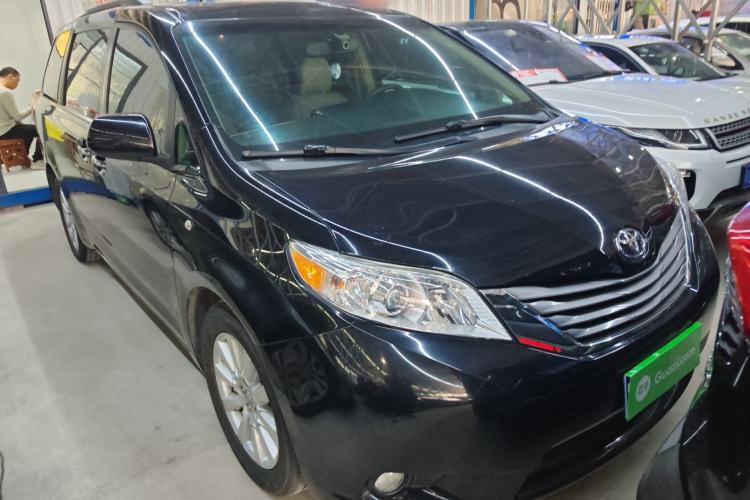 Used Toyota SIENNA 2017 3.5L Four-Wheel Drive LE Trim 7 Seats – U.S. Specification Front Right 45 Deg