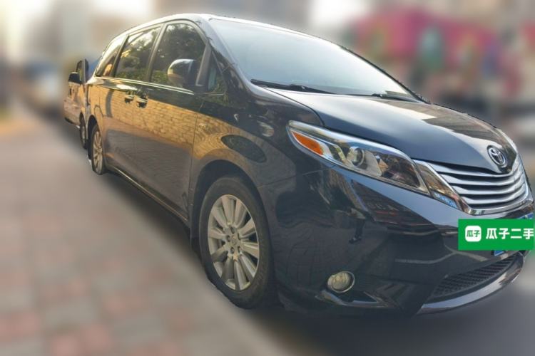 Used Toyota SIENNA  Front Right 45 Deg