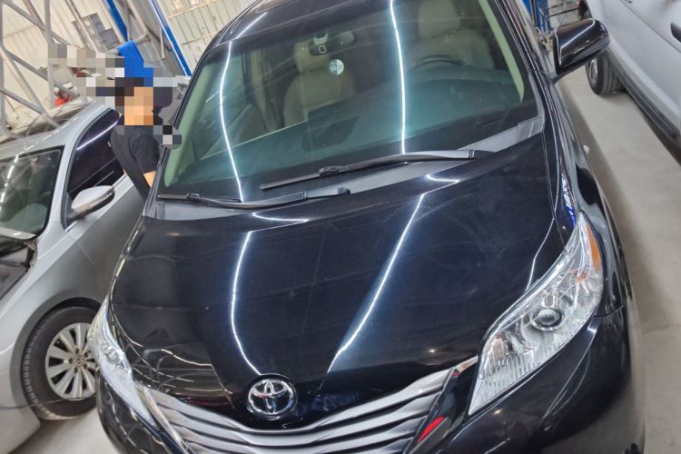 Used Toyota SIENNA 2017 3.5L Four-Wheel Drive LE Trim 7 Seats – U.S. Specification Front