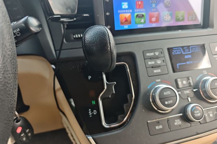 Used Toyota SIENNA 2017 3.5L Four-Wheel Drive LE Trim 7 Seats – U.S. Specification Gear Lever