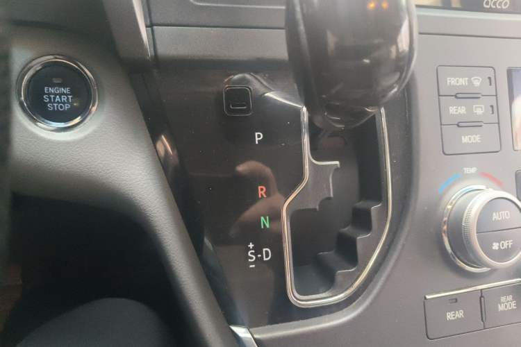 Used Toyota SIENNA 2017 3.5L Four-Wheel Drive LE Trim 7 Seats – U.S. Specification Gear Lever