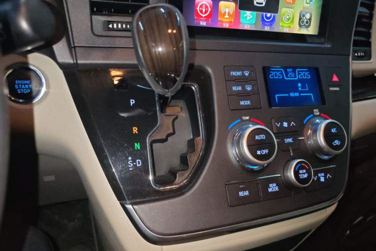 Used Toyota SIENNA 2017 3.5L Four-Wheel Drive LE Trim 7 Seats – U.S. Specification Gear Lever