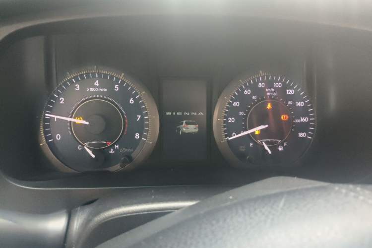 Used Toyota SIENNA 2017 3.5L Four-Wheel Drive LE Trim 7 Seats – U.S. Specification Instrument Cluster