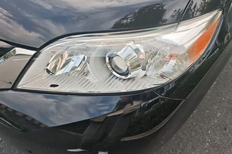 Used Toyota SIENNA 2017 3.5L Four-Wheel Drive LE Trim 7 Seats – U.S. Specification Left Front Headlight