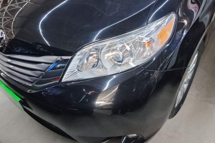 Used Toyota SIENNA 2017 3.5L Four-Wheel Drive LE Trim 7 Seats – U.S. Specification Left Front Headlight