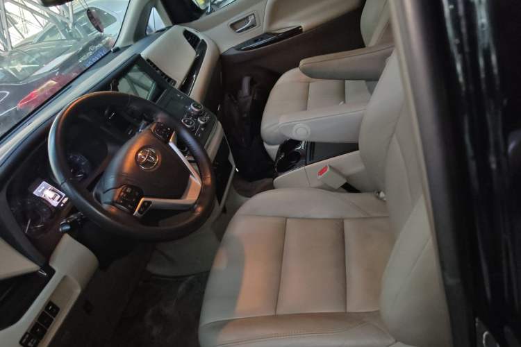 Used Toyota SIENNA 2017 3.5L Four-Wheel Drive LE Trim 7 Seats – U.S. Specification Left Front Seat