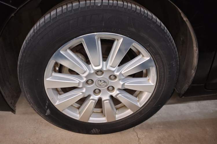 Used Toyota SIENNA 2017 3.5L Four-Wheel Drive LE Trim 7 Seats – U.S. Specification Left Front Wheel Hub