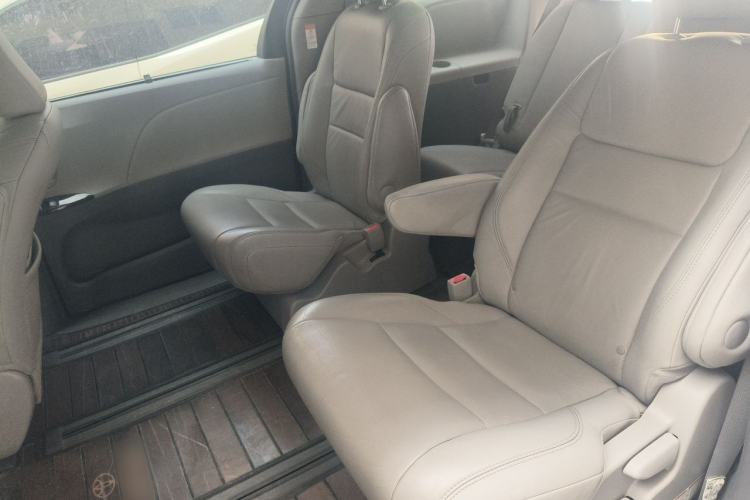 Used Toyota SIENNA 2017 3.5L Four-Wheel Drive LE Trim 7 Seats – U.S. Specification Left Rear Seat
