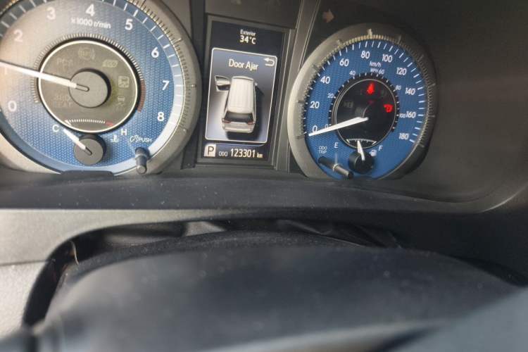Used Toyota SIENNA  Odometer Close Up