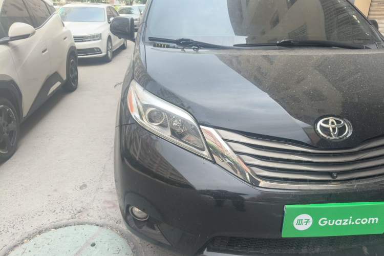 Used Toyota SIENNA 2017 3.5L Four-Wheel Drive LE Trim 7 Seats – U.S. Specification Right Front Headlight