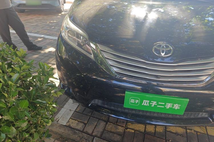 Used Toyota SIENNA  Right Front Headlight