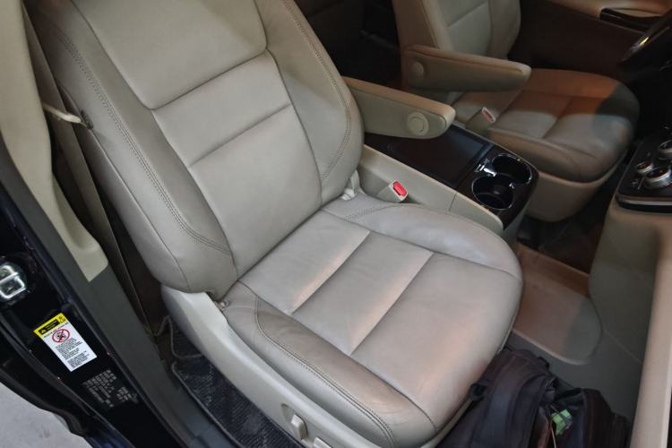 Used Toyota SIENNA 2017 3.5L Four-Wheel Drive LE Trim 7 Seats – U.S. Specification Right Front Seat