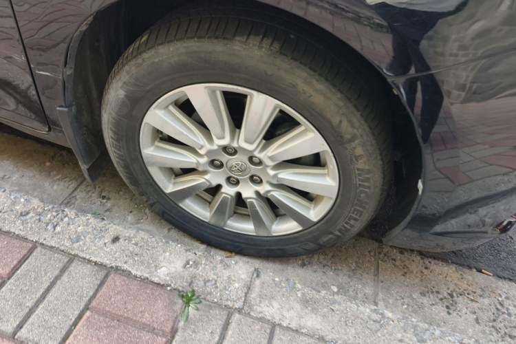 Used Toyota SIENNA  Right Front Wheel Hub