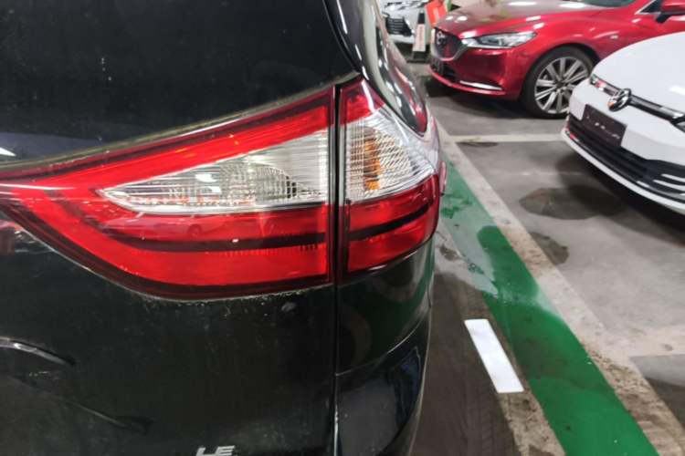 Used Toyota SIENNA 2017 3.5L Four-Wheel Drive LE Trim 7 Seats – U.S. Specification Right Rear Taillight