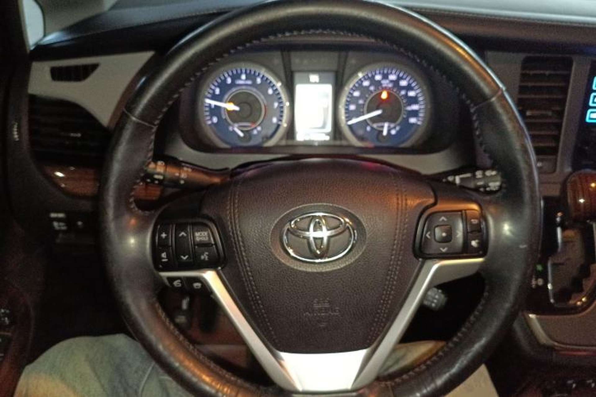 Used Toyota SIENNA 2017 3.5L Four-Wheel Drive LE Trim 7 Seats – U.S. Specification Steering Wheel