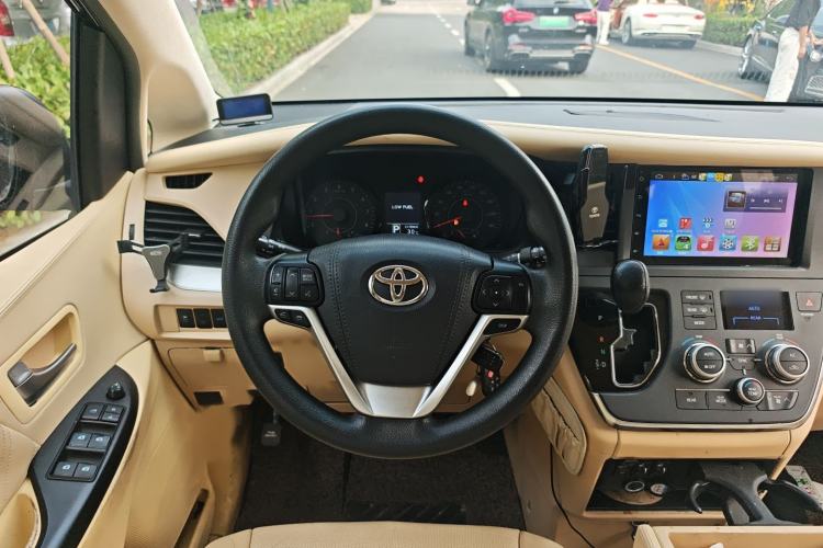 Used Toyota SIENNA 2017 3.5L Four-Wheel Drive LE Trim 7 Seats – U.S. Specification Steering Wheel