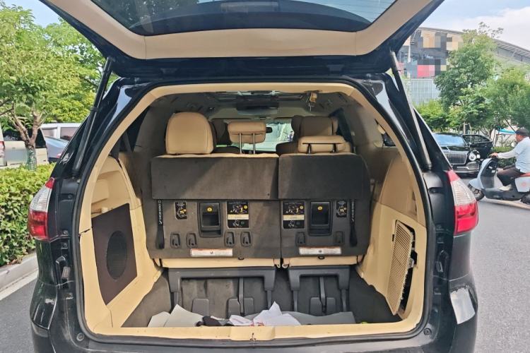 Used Toyota SIENNA 2017 3.5L Four-Wheel Drive LE Trim 7 Seats – U.S. Specification Trunk