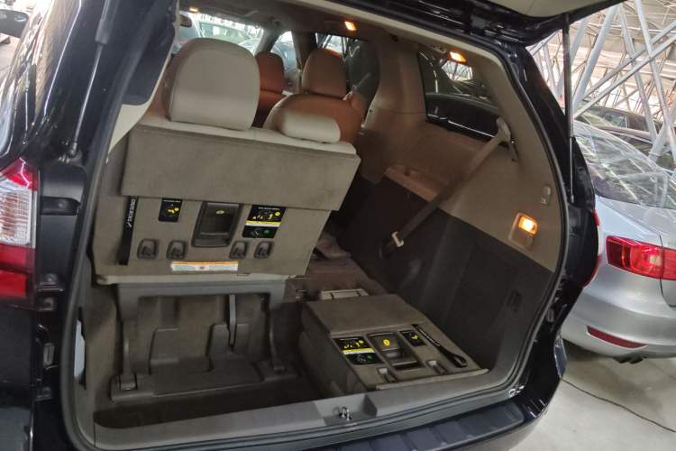 Used Toyota SIENNA 2017 3.5L Four-Wheel Drive LE Trim 7 Seats – U.S. Specification Trunk