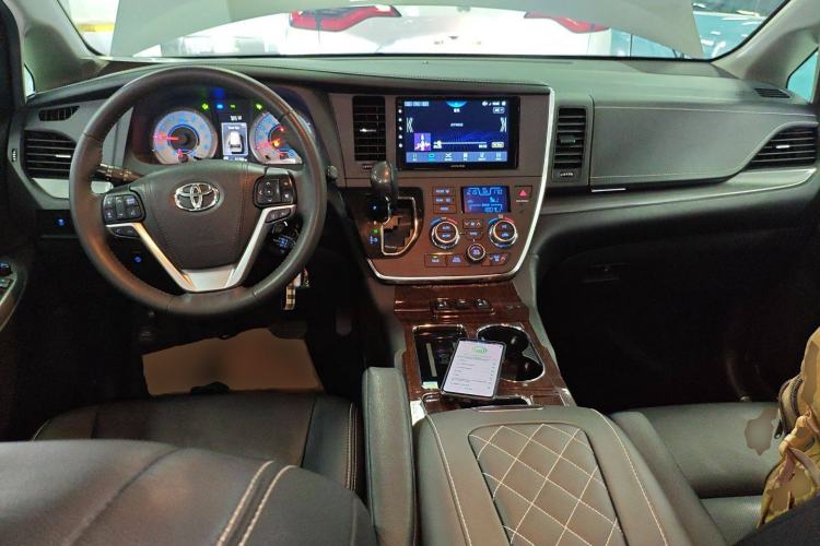 Used Toyota SIENNA 2017 3.5L Four-Wheel Drive LE Trim 7 Seats – U.S. Specification Center Console