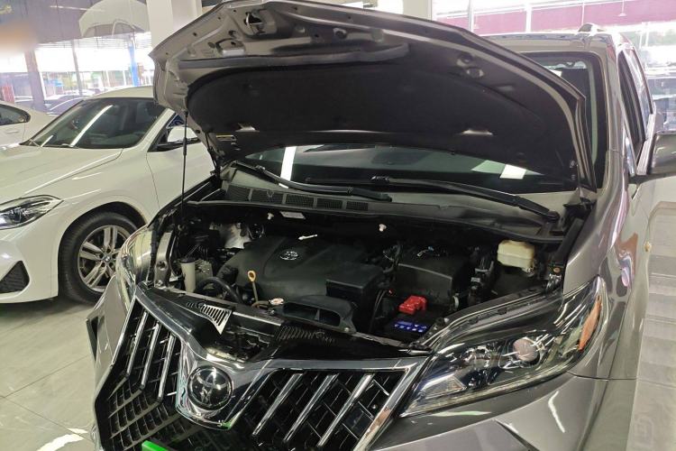 Used Toyota SIENNA 2017 3.5L Four-Wheel Drive LE Trim 7 Seats – U.S. Specification Engine Bay