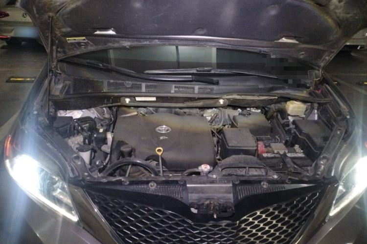 Used Toyota SIENNA  Engine Bay