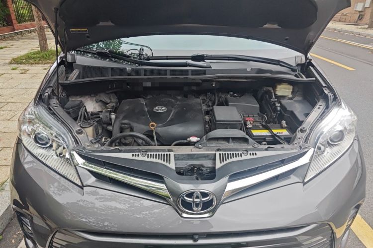 Used Toyota SIENNA  Engine Bay