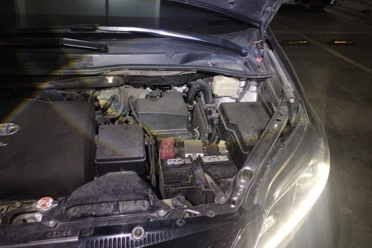 Used Toyota SIENNA  Engine Bay Left