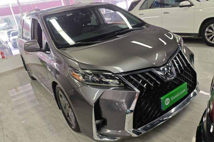 Used Toyota SIENNA 2017 3.5L Four-Wheel Drive LE Trim 7 Seats – U.S. Specification Front Right 45 Deg