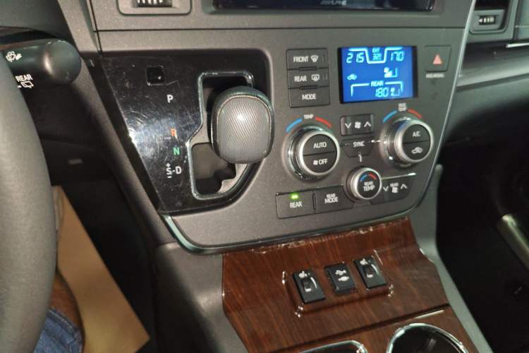 Used Toyota SIENNA 2017 3.5L Four-Wheel Drive LE Trim 7 Seats – U.S. Specification Gear Lever