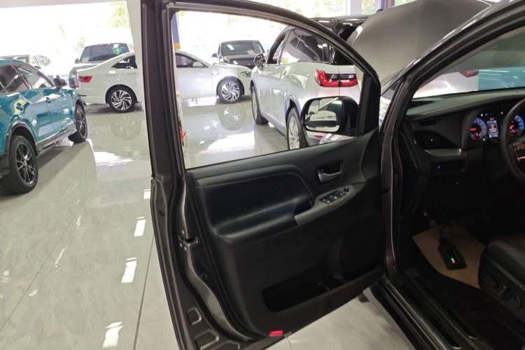 Used Toyota SIENNA 2017 3.5L Four-Wheel Drive LE Trim 7 Seats – U.S. Specification Left Front Door Interior