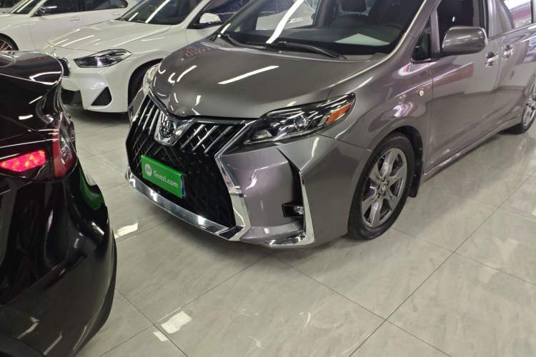 Used Toyota SIENNA 2017 3.5L Four-Wheel Drive LE Trim 7 Seats – U.S. Specification Left Front Headlight