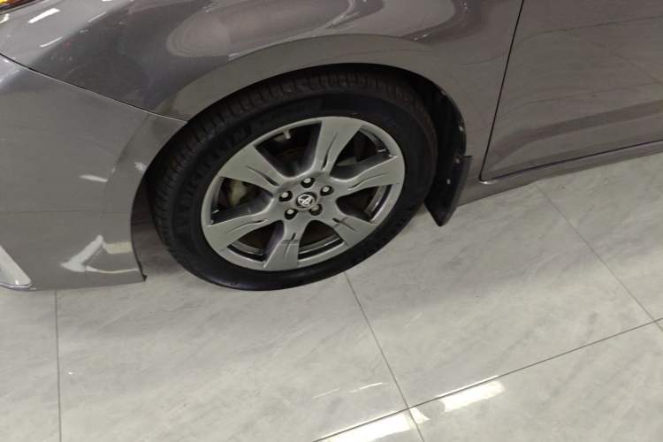 Used Toyota SIENNA 2017 3.5L Four-Wheel Drive LE Trim 7 Seats – U.S. Specification Left Front Wheel Hub