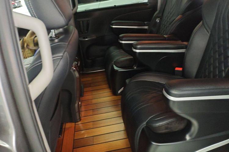 Used Toyota SIENNA 2017 3.5L Four-Wheel Drive LE Trim 7 Seats – U.S. Specification Left Rear Seat