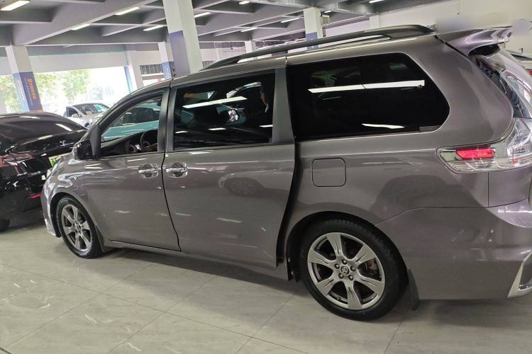Used Toyota SIENNA 2017 3.5L Four-Wheel Drive LE Trim 7 Seats – U.S. Specification Left Side