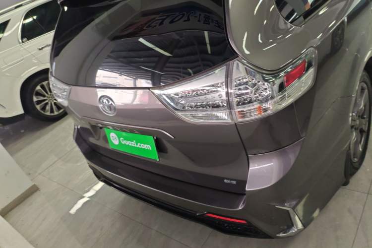 Used Toyota SIENNA 2017 3.5L Four-Wheel Drive LE Trim 7 Seats – U.S. Specification Rear
