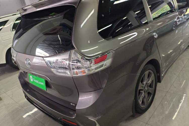 Used Toyota SIENNA 2017 3.5L Four-Wheel Drive LE Trim 7 Seats – U.S. Specification Rear Right 45 Deg