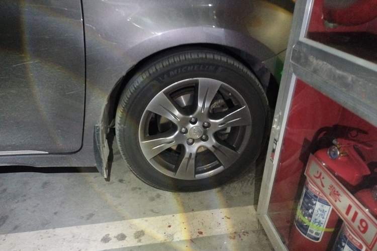 Used Toyota SIENNA  Right Front Wheel Hub