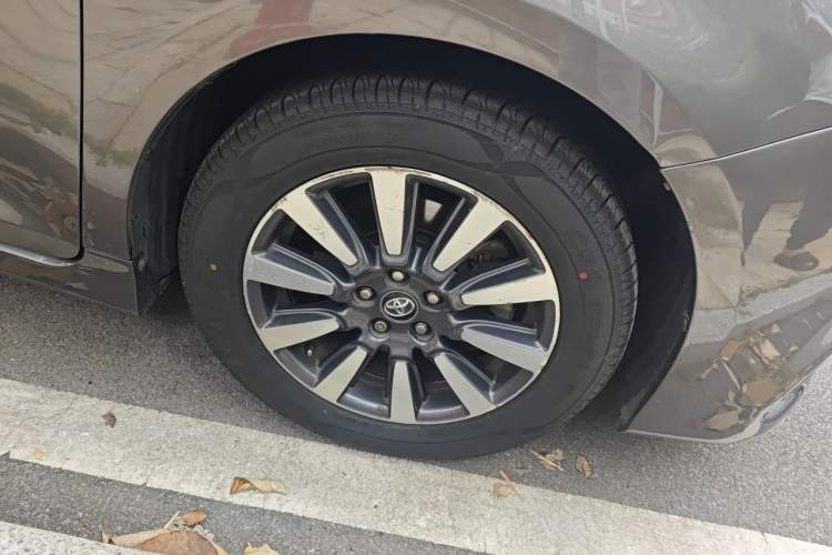 Used Toyota SIENNA  Right Front Wheel Hub