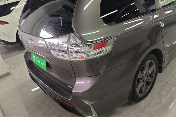 Used Toyota SIENNA 2017 3.5L Four-Wheel Drive LE Trim 7 Seats – U.S. Specification Right Rear Taillight