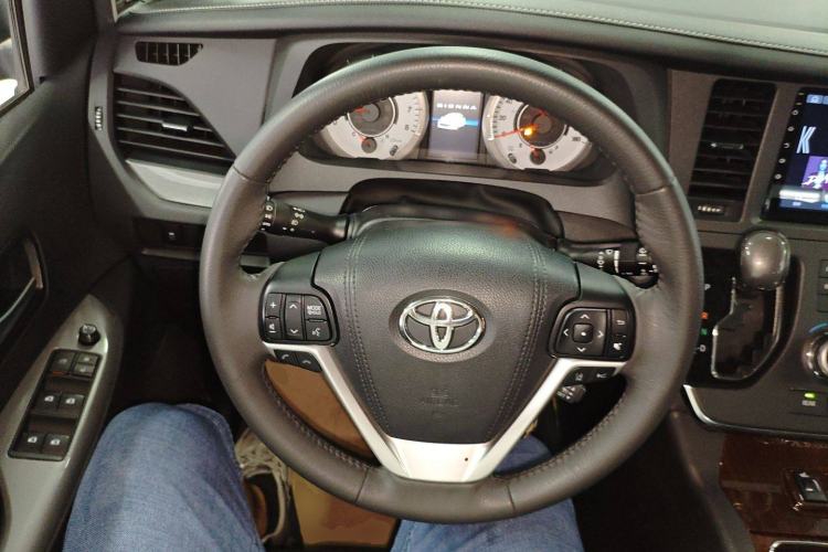 Used Toyota SIENNA 2017 3.5L Four-Wheel Drive LE Trim 7 Seats – U.S. Specification Steering Wheel