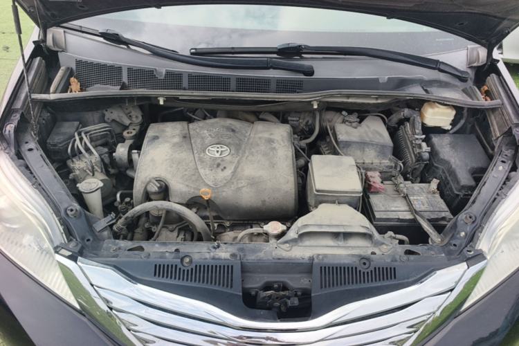 Used Toyota SIENNA  Engine Bay